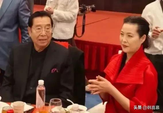 85岁李双江近况曝光，卖力唱歌底气不足，努力赚钱为儿子出狱隐身