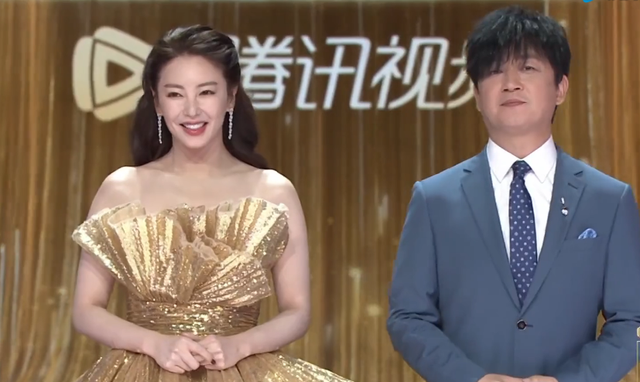 拾光盛典造型：杨幂雍容优雅，迪丽热巴造型敷衍，刘亦菲手臂抢镜