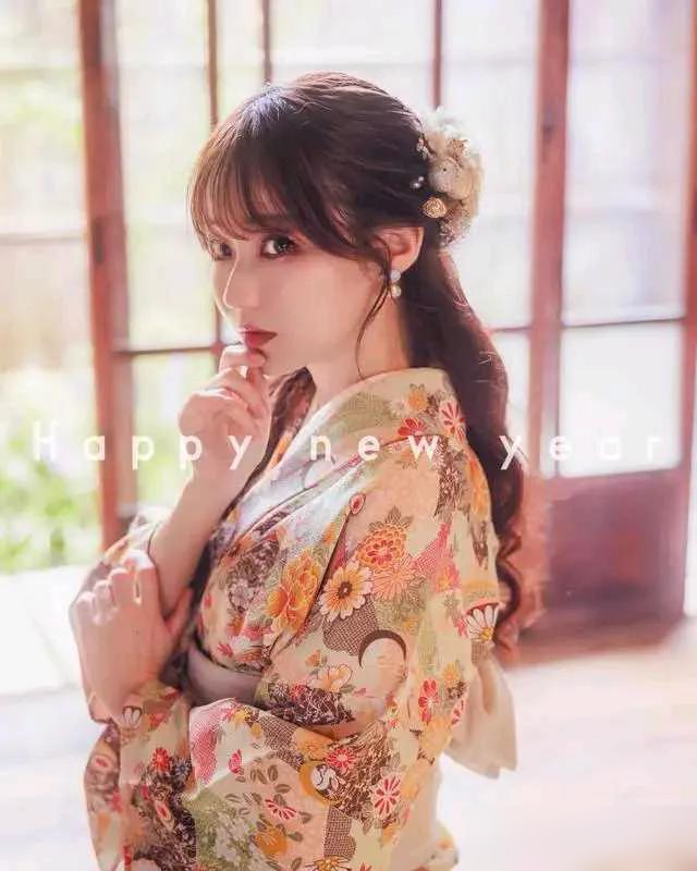 日本超美模特:青花比基尼下的绝美风情