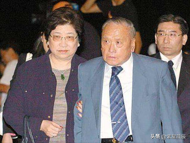 和发妻奋斗20年成香港巨富，妻子不幸遇难后，立马娶了妻妹
