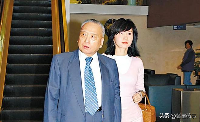 和发妻奋斗20年成香港巨富，妻子不幸遇难后，立马娶了妻妹