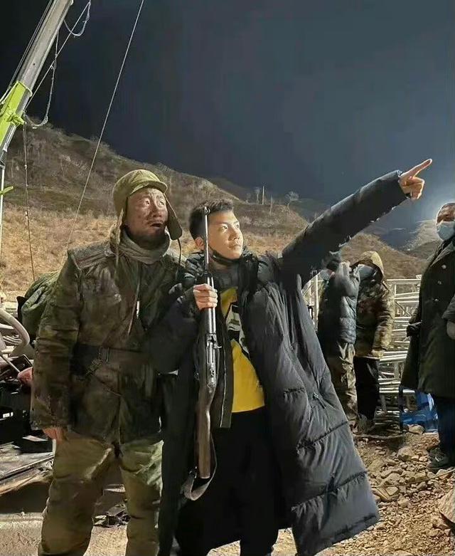 胡军13岁儿子康康近照曝光,身高直逼父亲,总裁气质依旧不减