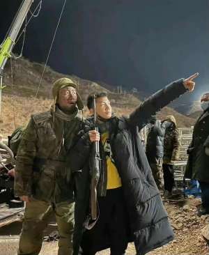 胡军儿子(胡军13岁儿子康康近照曝光，身高直逼父亲，总裁气质依旧不减)