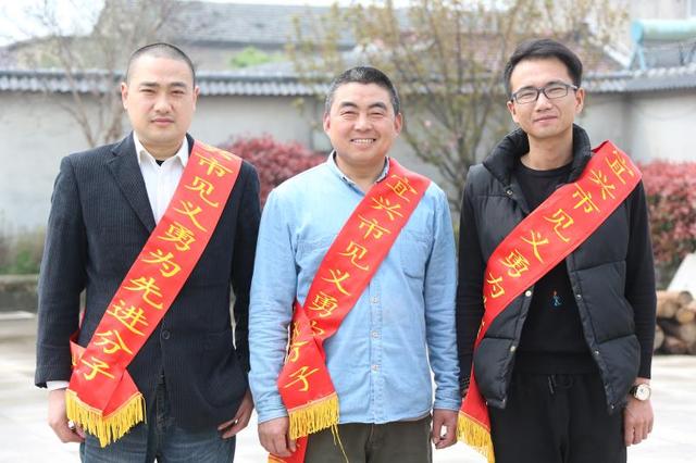 点赞！寒冬里，85后青年老板勇救车祸落水七旬老人