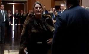 不是你(澳大利亚原住民议员怒斥英王查尔斯：你不是我的国王)