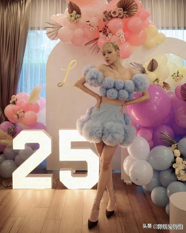 BLACKPINK成员Lisa 25岁生日发福利：大秀细腰长腿、直角肩