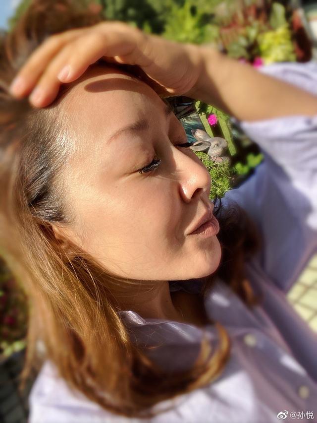 孙悦陪儿子参加游泳比赛,素颜出镜嘴角吓人,12岁儿子太帅了