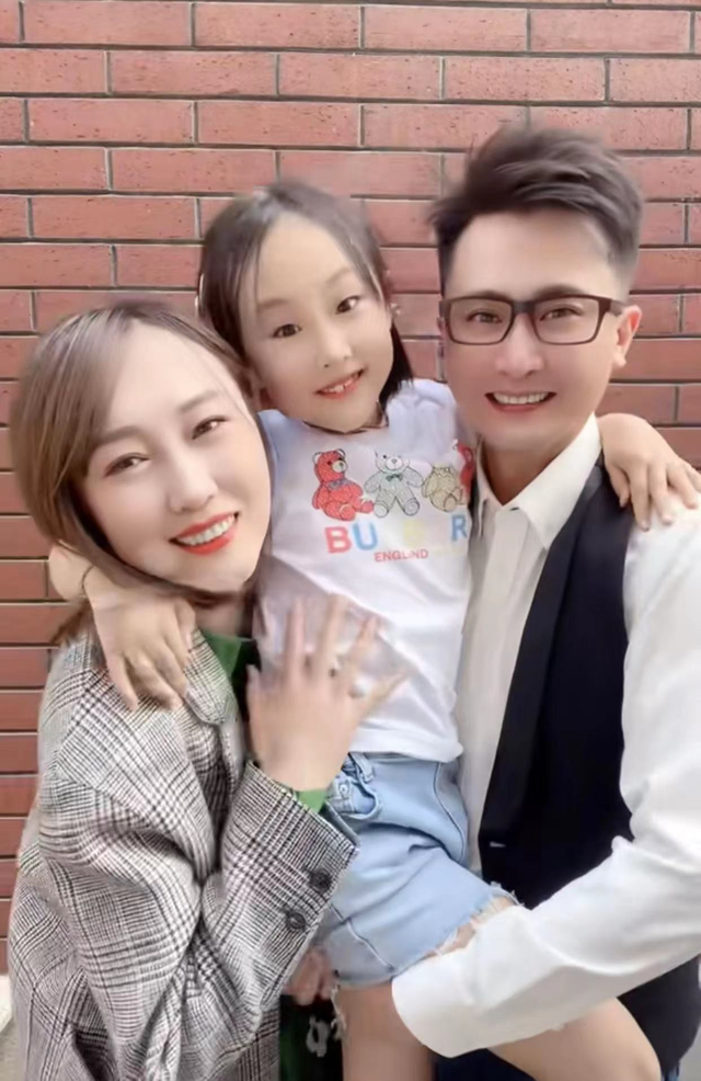 央视主持杨帆携妻接娃！老婆穿连裤装容貌曾遭质疑，7岁女儿似妈