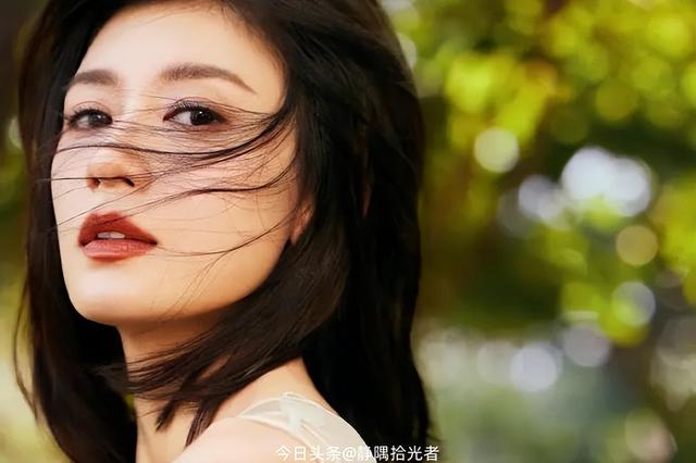 贾静雯绝美图集：49岁冻龄女神性感爆棚，这身材谁顶得住？