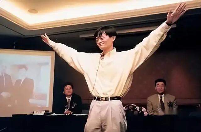 马云近况曝光，现身纽约未带保镖，身影落寞无人识现状让人唏嘘