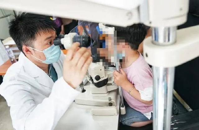 再遇为自己挡刀的患者家属，陶勇医生笑了，网友却想哭