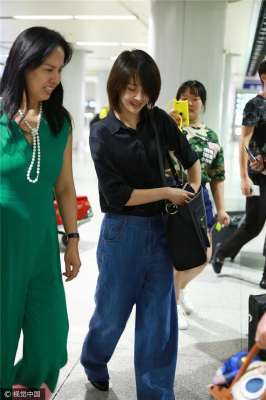 郑爽照片(郑爽穿了条巨长的裤子出门，全程提着裤腿走路好辛苦)