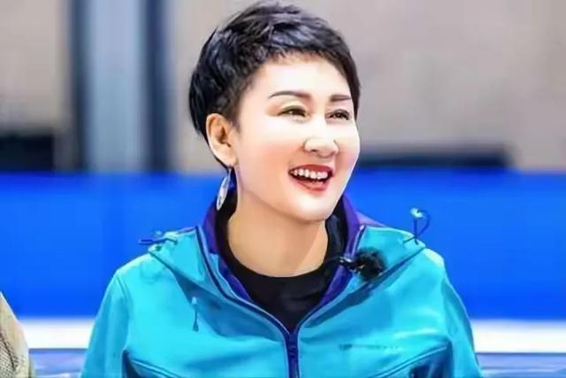 原来张凯丽被“抵制”是有原因的，代言翻车，强捧女儿都不是关键