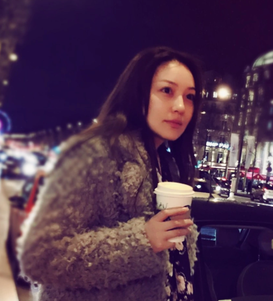 丁子峻晒与张智霖夫妇合照，娇妻罕见现身，颜值靓过袁咏仪？