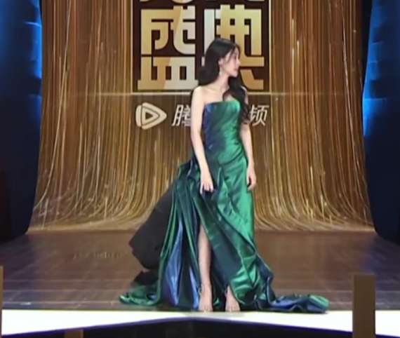 拾光盛典造型：杨幂雍容优雅，迪丽热巴造型敷衍，刘亦菲手臂抢镜