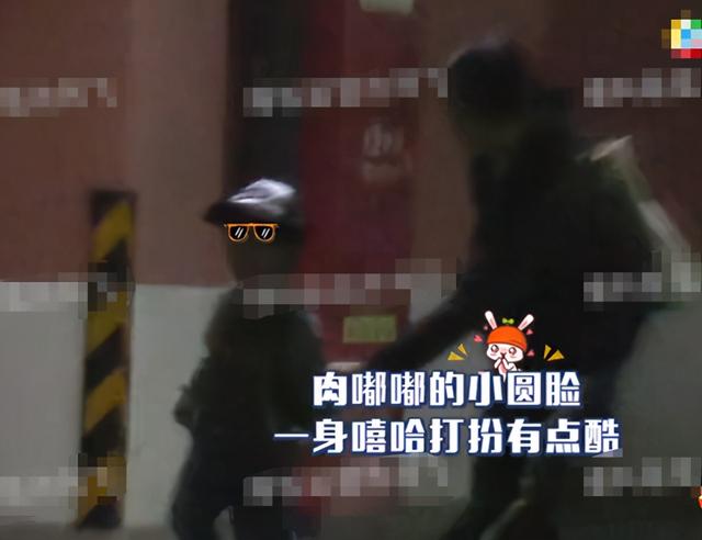 64岁葛优儿子正脸疑曝光！年仅3岁身高惊人，停车场跳舞十分好动