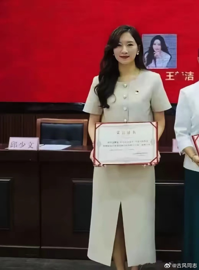不堪入目!美艳人妻与医院院长私通时被捉奸在床