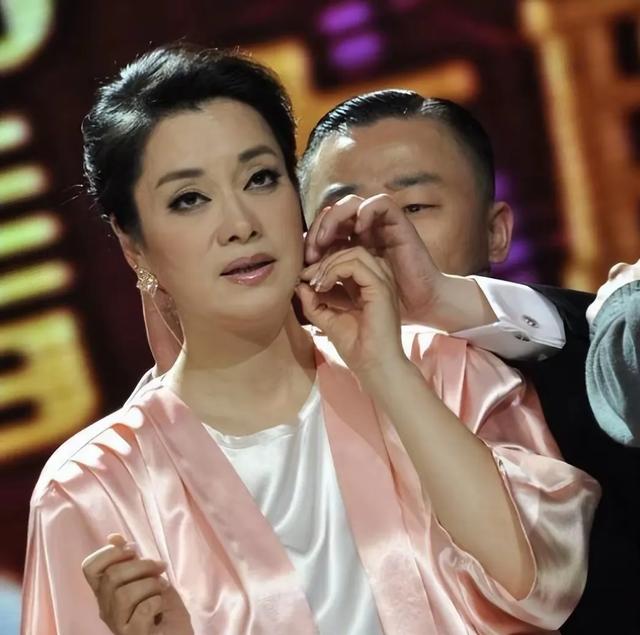 60岁“无人敢惹”的毛阿敏，终于“跌落神坛”了？