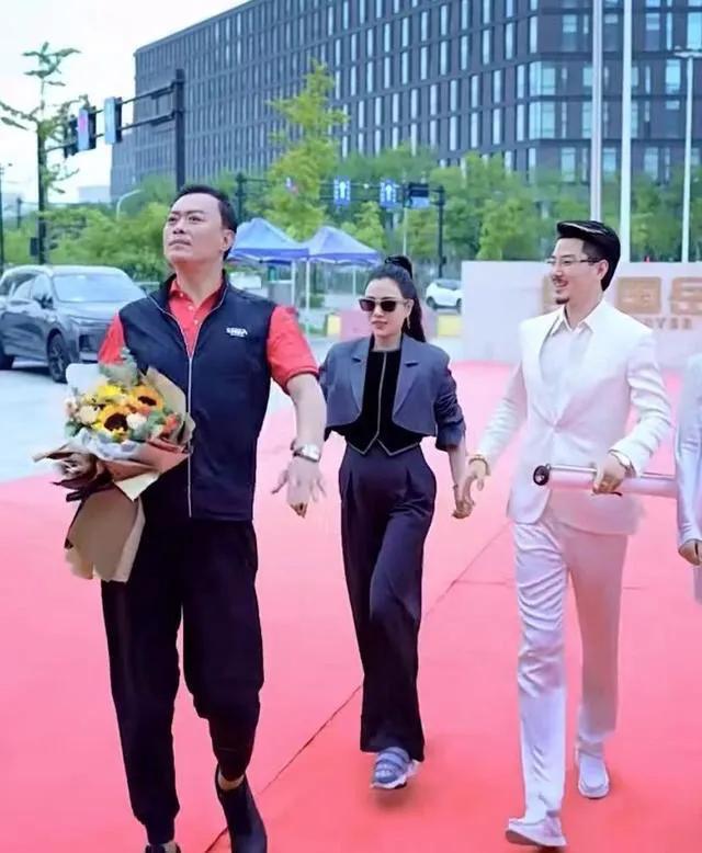 国岳夫妇看望鞭炮炸伤截肢男孩,捐现金20万!水滴筹为何没落了?