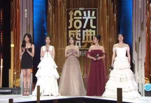 拾光盛典(拾光盛典造型:杨幂雍容优雅,迪丽热巴造型敷衍,刘亦菲手臂抢镜)