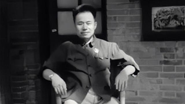 开国中将被妻子举报，降为大校，死前留下遗言：不许妻子参加葬礼