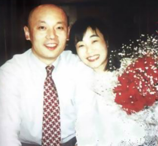 64岁葛优儿子正脸疑曝光！年仅3岁身高惊人，停车场跳舞十分好动