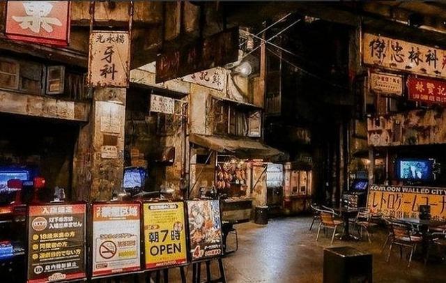 香港九龙城寨旧照：曾是香港最邪恶之地，白天警察不敢独自进入