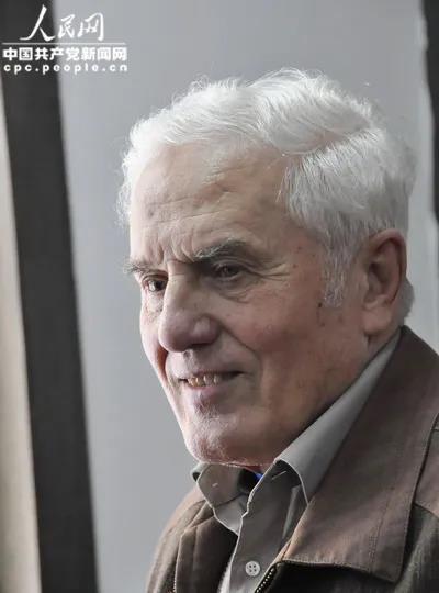 白人弃婴被中国夫妇收养 成地质科学家坚守新疆60年