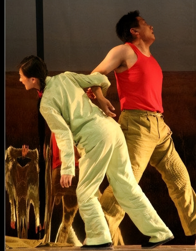 从话剧《荒原与人》的叙述方法中，体会戏曲传统叙事的改变