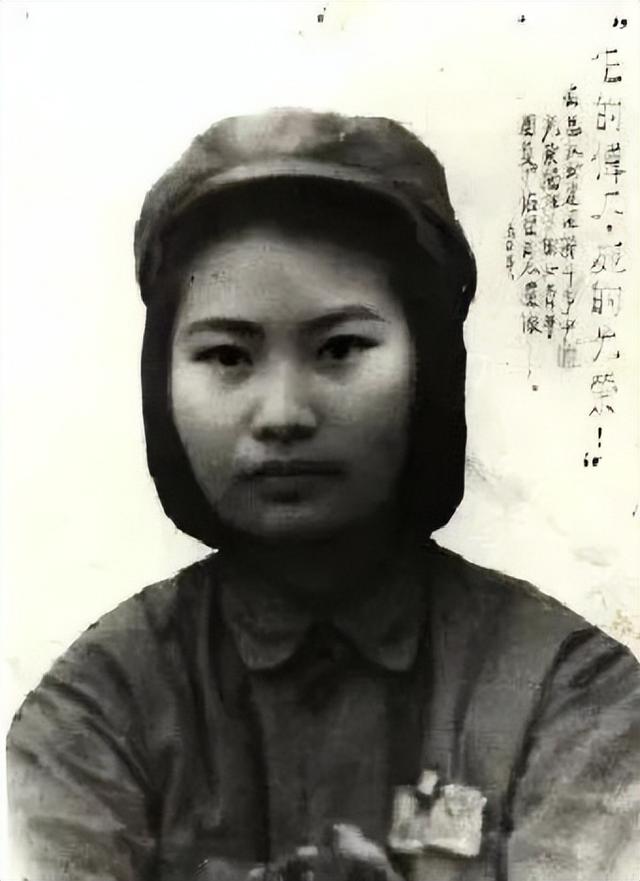 1950年,一女战士惨遭敌人酷刑后被轮番羞辱,尸体被扔在荒野喂狗