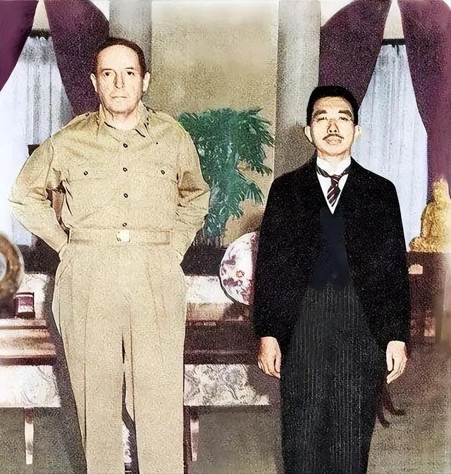 麦克阿瑟的太上皇生活是什么样?霸占日本第一女星,让天皇当儿子