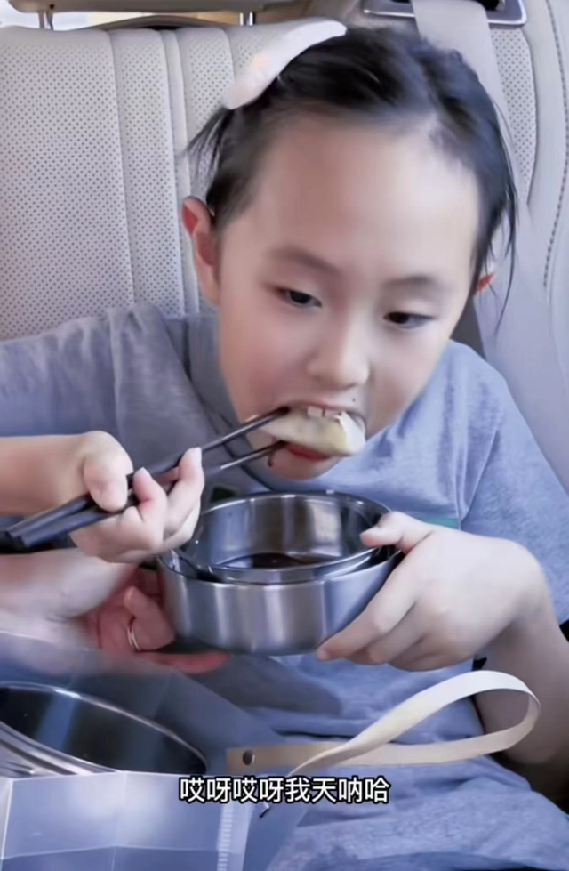 央视主持杨帆携妻接娃！老婆穿连裤装容貌曾遭质疑，7岁女儿似妈