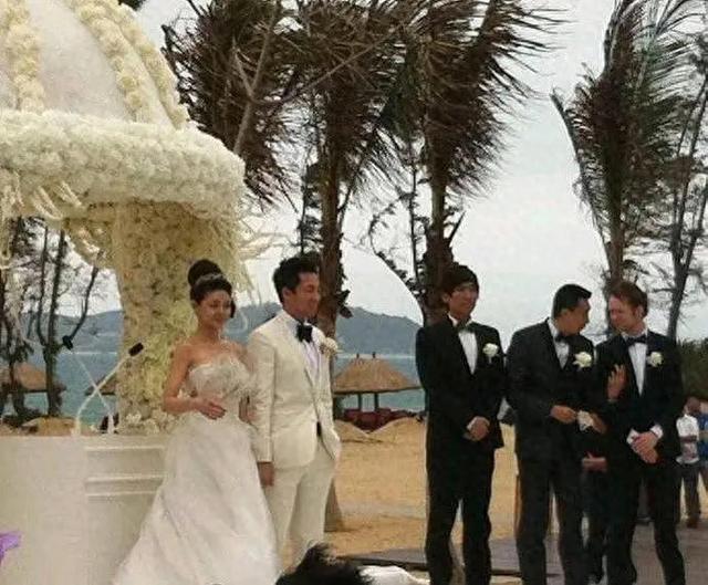 2011年汪姐小菲大S婚礼现场冰岁的她甩掉头纱大步忐向汪小菲