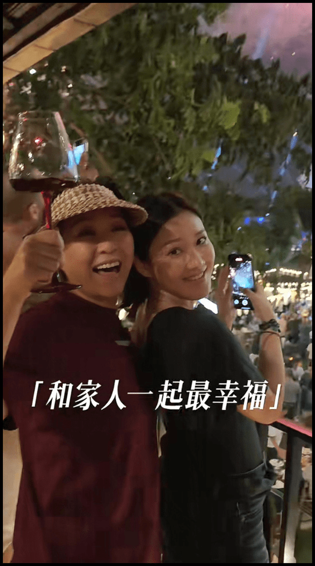 李静罕晒母女合照,21岁沐尔箍牙后颜值变化大,美到妈妈都认不出
