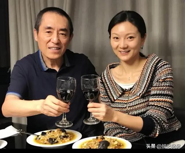 张艺谋带老婆参加名媛舞会，43岁陈婷美出圈，18岁女儿颜值很一般