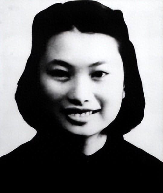 1950年,一女战士惨遭敌人酷刑后被轮番羞辱,尸体被扔在荒野喂狗