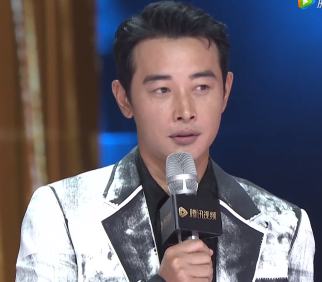 拾光盛典造型：杨幂雍容优雅，迪丽热巴造型敷衍，刘亦菲手臂抢镜