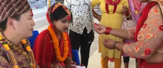 2023年，山东42岁单身大叔，跑尼泊尔娶小17岁老婆，没花一分彩礼