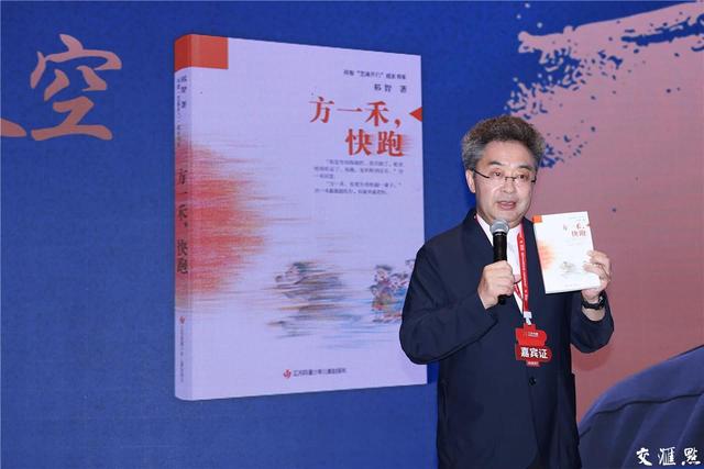 祁智：永远要让孩子知道，转身到书橱上去拿书，是世界上最美的姿势