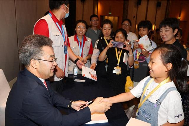 祁智：永远要让孩子知道，转身到书橱上去拿书，是世界上最美的姿势