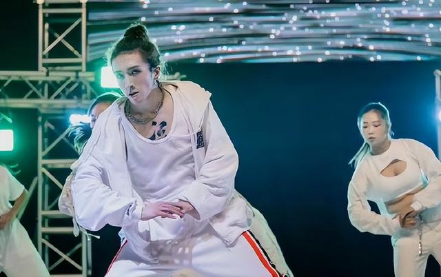 李启言历时2年将摆脱瘫痪，下月有望实现站立，手脚实现轻微摆动