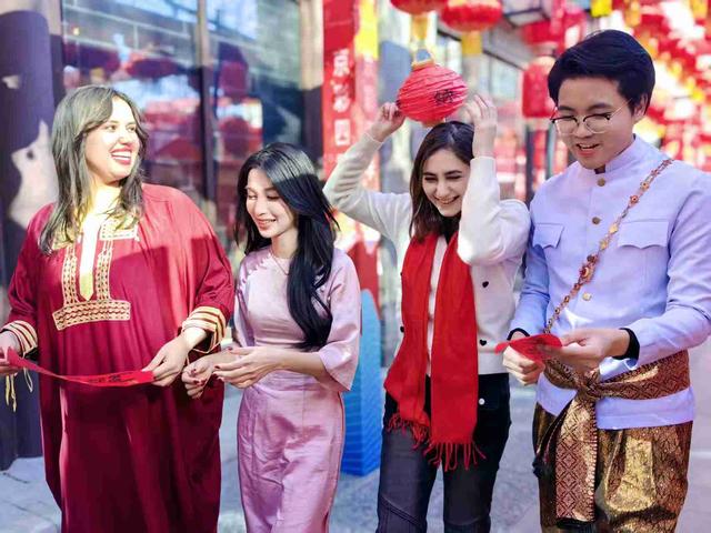 京城拍客今日精选｜寻常烟火巷 花灯初点亮