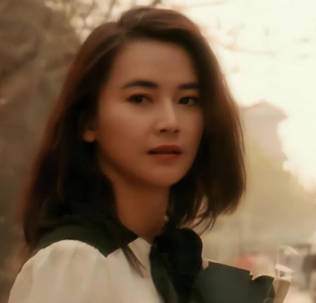 “霸王花”胡慧中:黑帮老大为她金盆洗手,现任老公入狱不离不弃