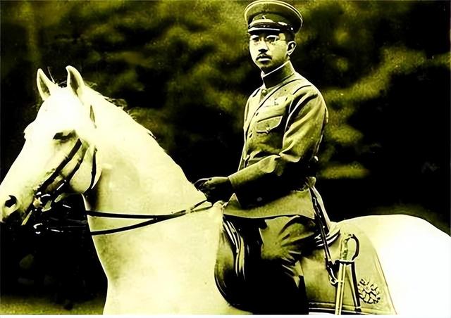 麦克阿瑟的太上皇生活是什么样?霸占日本第一女星,让天皇当儿子