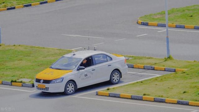 00后把驾校教练挂闲鱼“包月陪骂”!学员:骂得越狠通过率越高