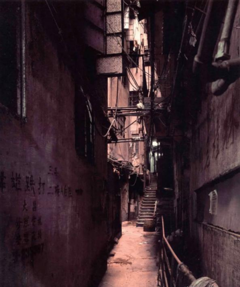 香港九龙城寨旧照：曾是香港最邪恶之地，白天警察不敢独自进入