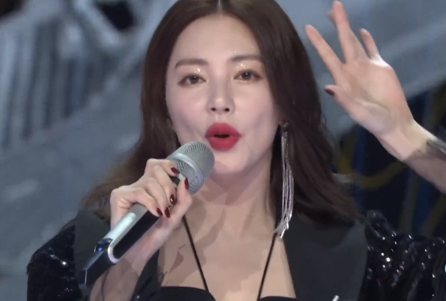 拾光盛典造型：杨幂雍容优雅，迪丽热巴造型敷衍，刘亦菲手臂抢镜