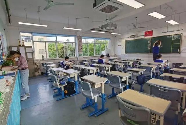 空荡荡的教室只留下班主任寂寞的身影!今早有校长拍下教室内这一幕,家长:赞