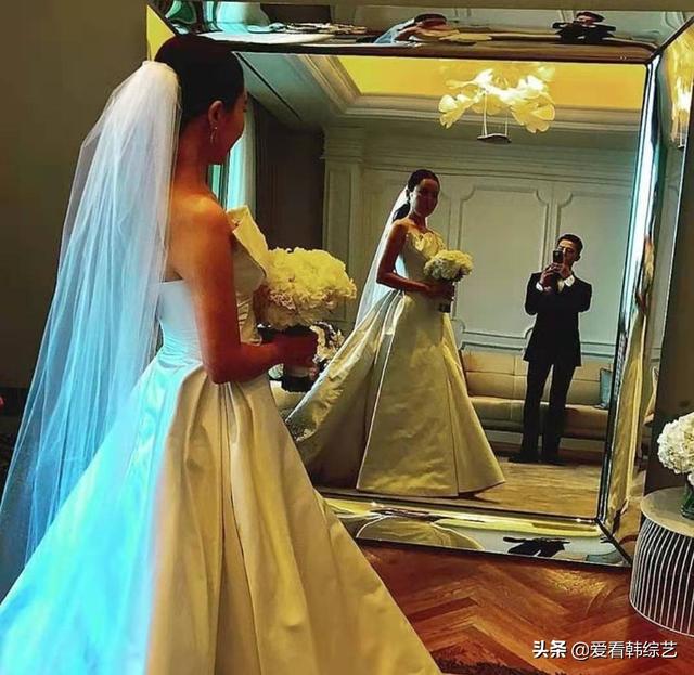 权志龙在姐姐权多美金民俊的婚礼上亮相，展现了与众不同的时尚感