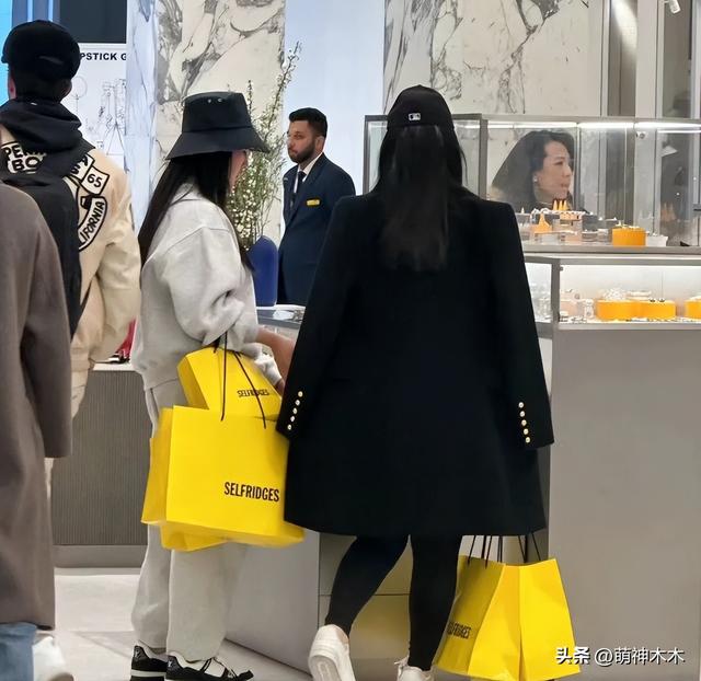 李湘带女儿逛街被偶遇,本人又胖了一圈,戴毛线帽裹大衣被嘲土气